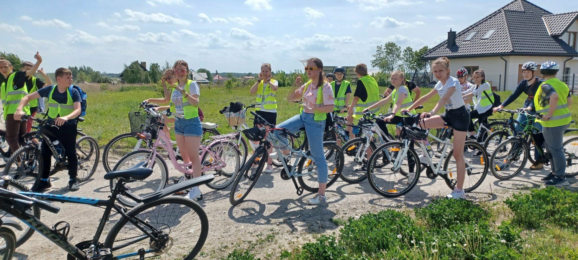 Uczniowie klas 7 na rowerach