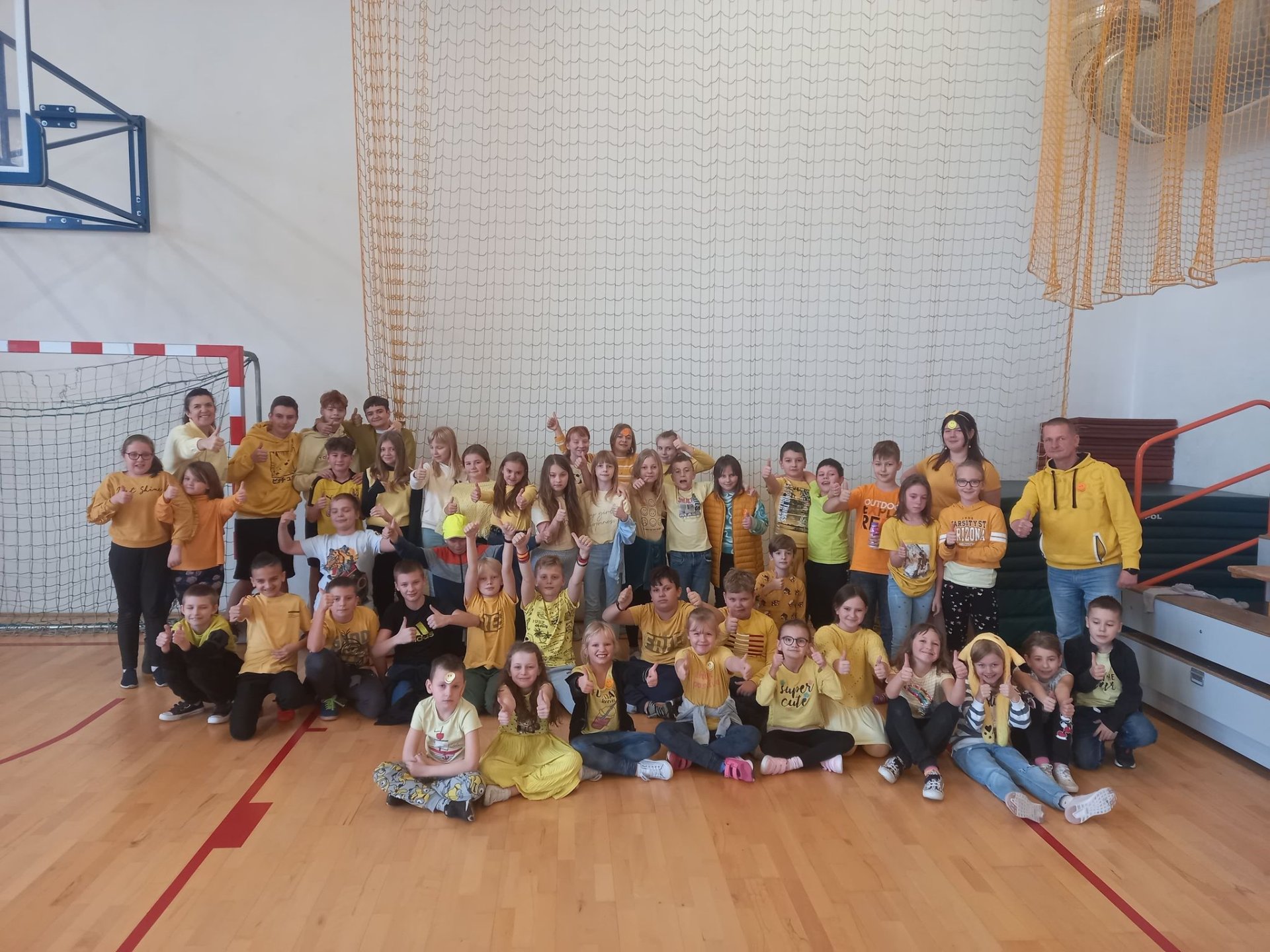 Uczniowie i nauczyciele ubrani na żółto