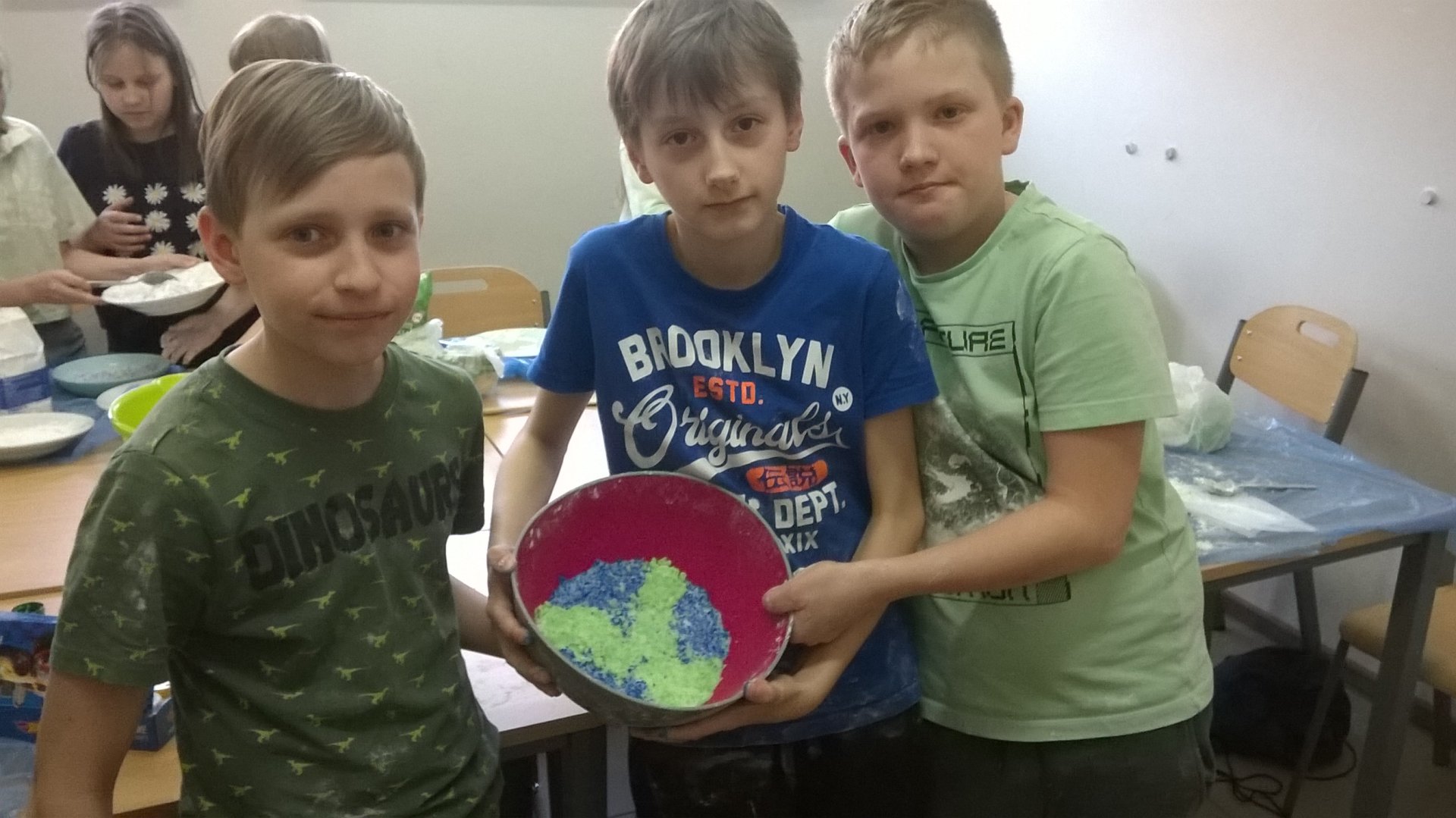 Uczniowie robią model Ziemi