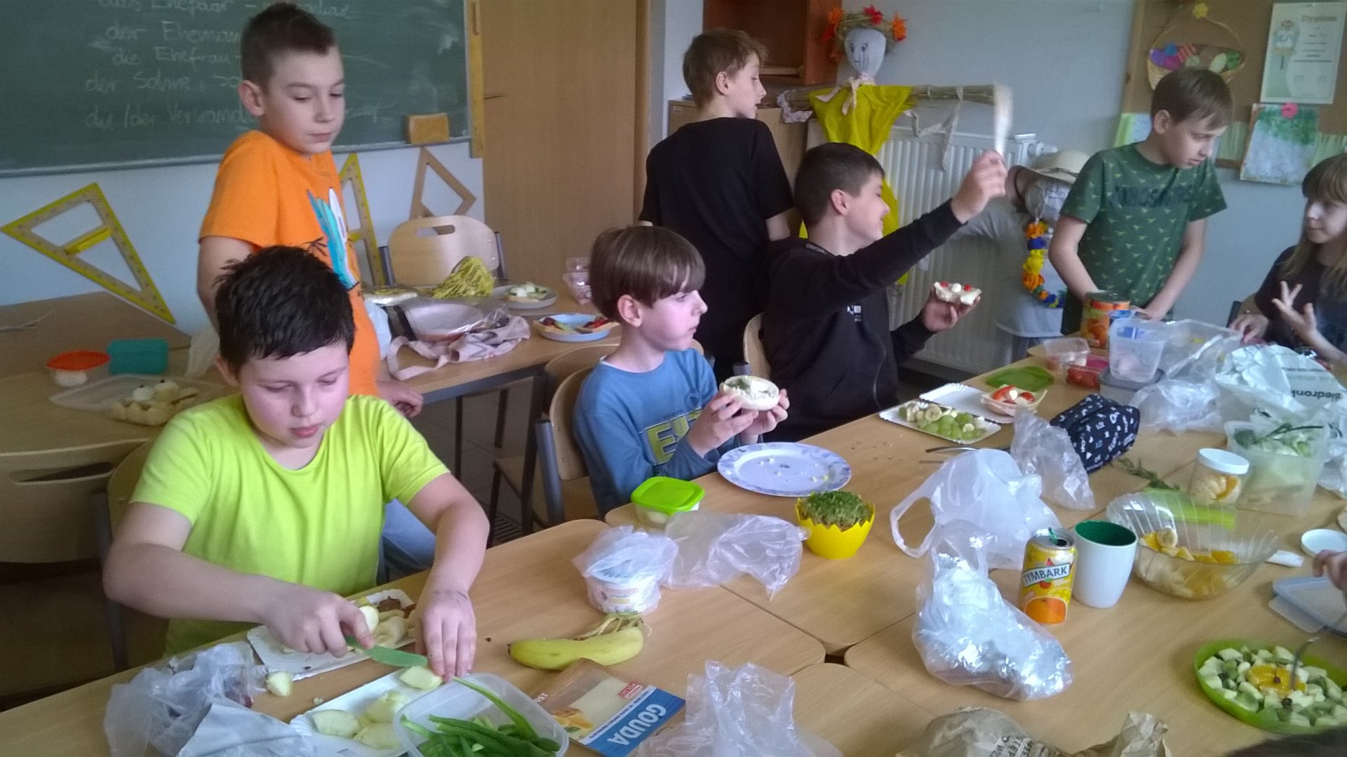 Uczniowie przygotowują zdrowe jedzenie