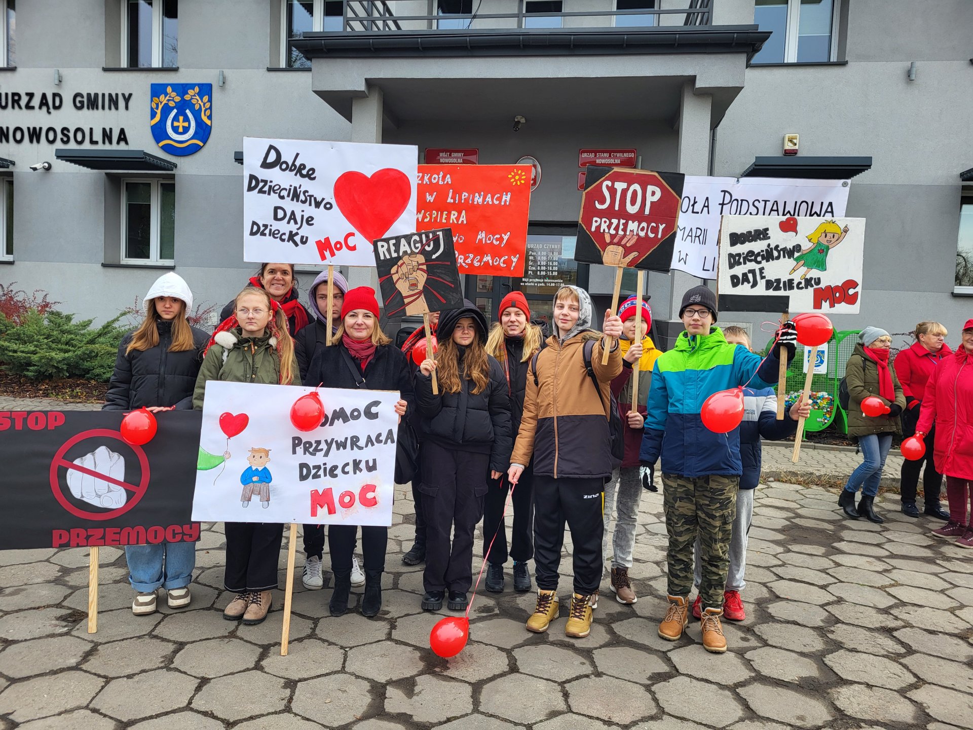 Grupa uczniów z klasy 7 wraz z opiekunamii podczas Finału Ogólnopolskiej Kampanii Dzieciństwo bez Przemocy